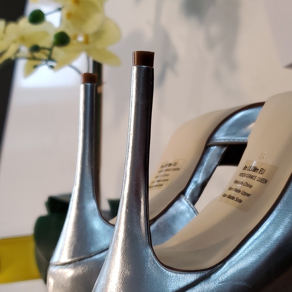 Gorgeous Silver pump! - Picture 7 of 17